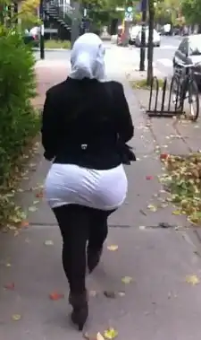 قنص طيز محجبة مربربة في شوارع اوروبا